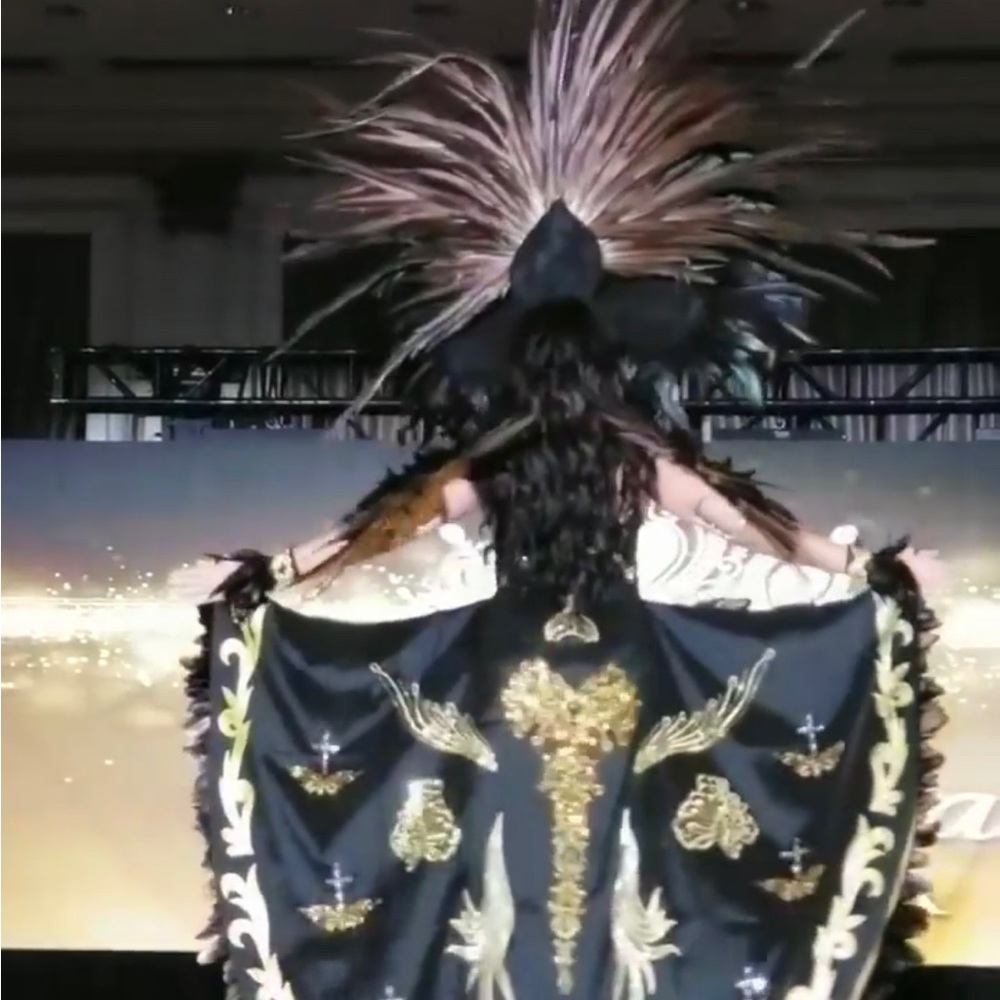 Very detail with real feathers, designed by Vanessa Barba a well known designer! - Picture 3 of 16